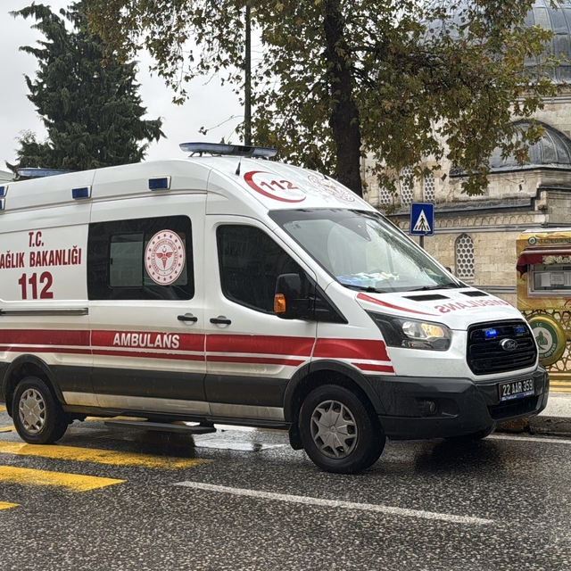 Edirne'de otomobilin yaya geçidinde çarptığı kişi yaralandı