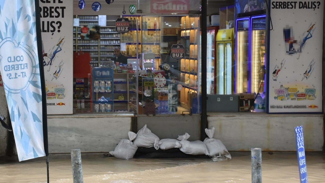 İzmir'de sağanak etkili oluyor; en çok yağışı Dikili aldı (2)