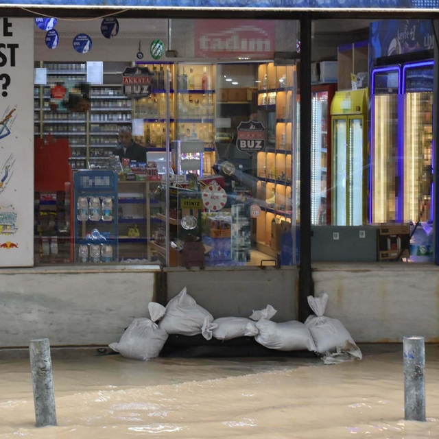 İzmir'de sağanak etkili oluyor; en çok yağışı Dikili aldı (2)