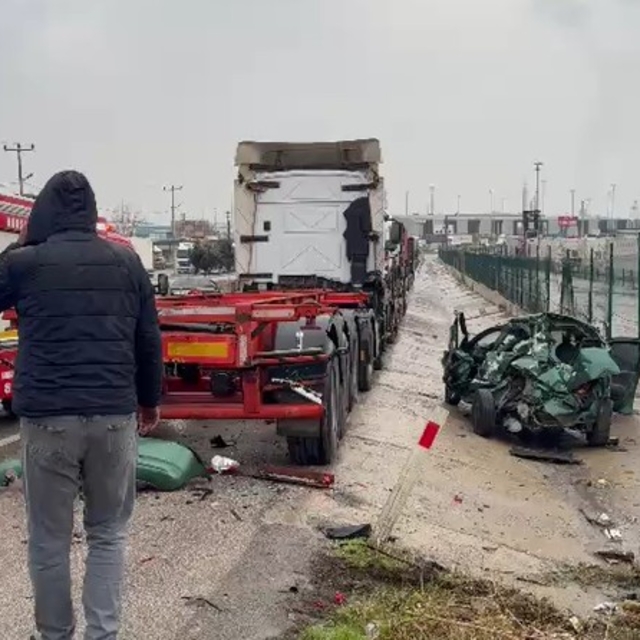 Park halindeki TIR ile elektrik panosuna çarpan otomobilin sürücüsü ağır ya...