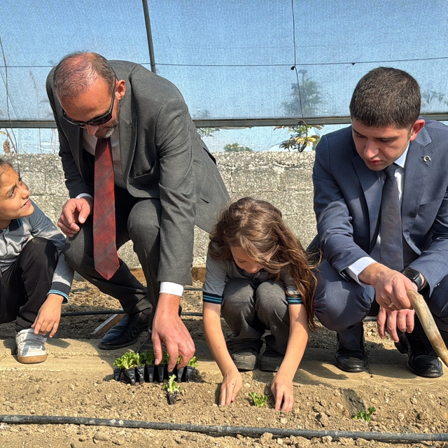 Samsun'da okul bahçesindeki serada çocuklara uygulamalı tarım eğitimi veril...