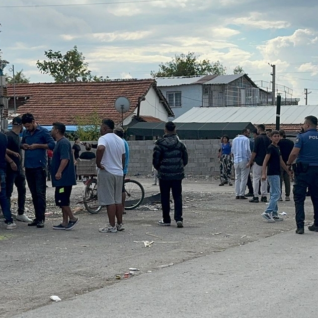 Antalya'da husumetli iki aile arasında çıkan silahlı kavgada 2 kişi yaralan...