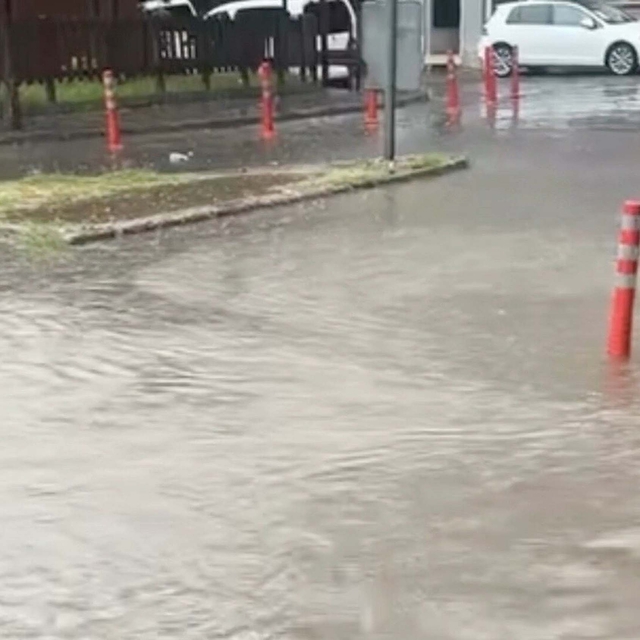 Aydın'da sağanak nedeniyle bazı yollar suyla doldu