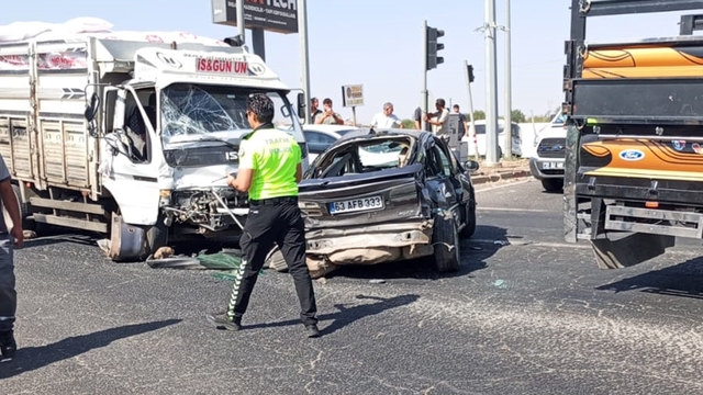 6 aracın karıştığı zincirleme kazada 12 kişi yaralandı