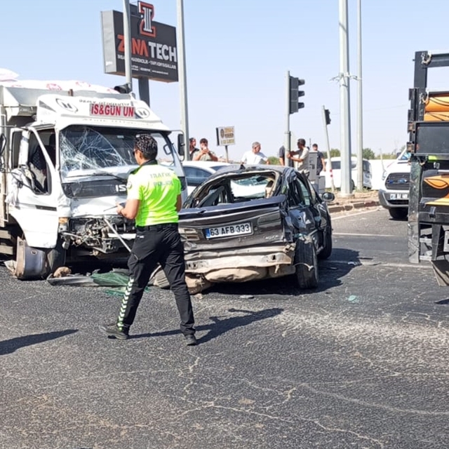 6 aracın karıştığı zincirleme kazada 12 kişi yaralandı