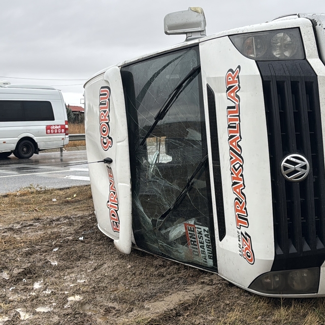Kırklareli'nde devrilen yolcu minibüsündeki 7 kişi yaralandı