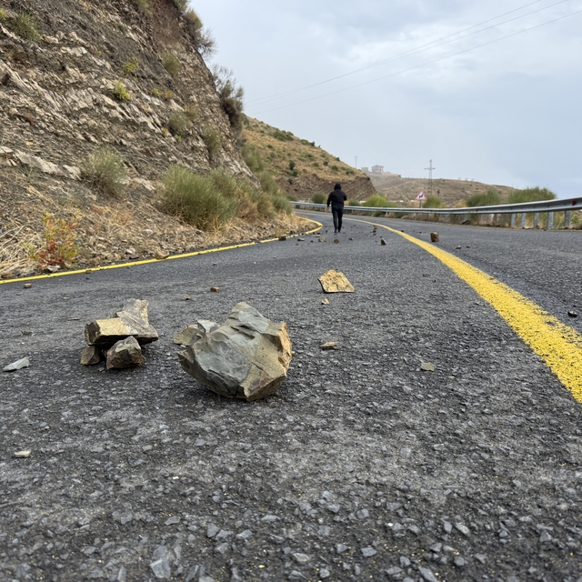 Tekirdağ'da sağanak nedeniyle kara yoluna yamaçlardan kopan kaya parçaları...