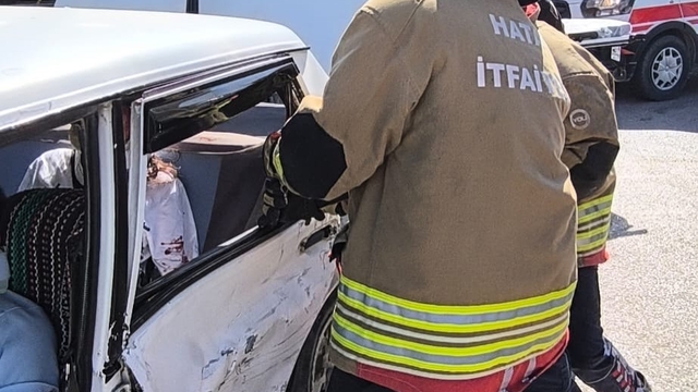 Hatay'da 2 otomobilin çarpıştığı kazada 4 kişi yaralandı