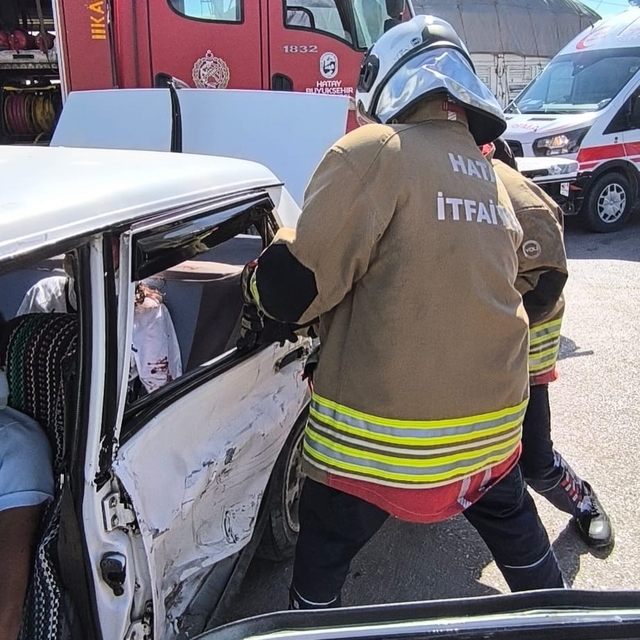 Hatay'da 2 otomobilin çarpıştığı kazada 4 kişi yaralandı