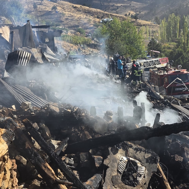 Adana'da yangın nedeniyle çöken evdeki 2 kişi hayatını kaybetti