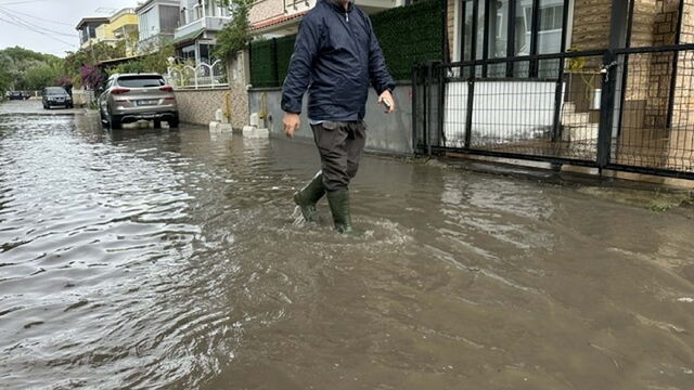 Balıkesir'de sağanak; cadde ve sokaklar göle döndü
