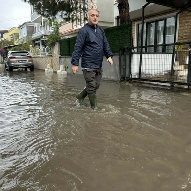Balıkesir'de sağanak; cadde ve sokaklar göle döndü