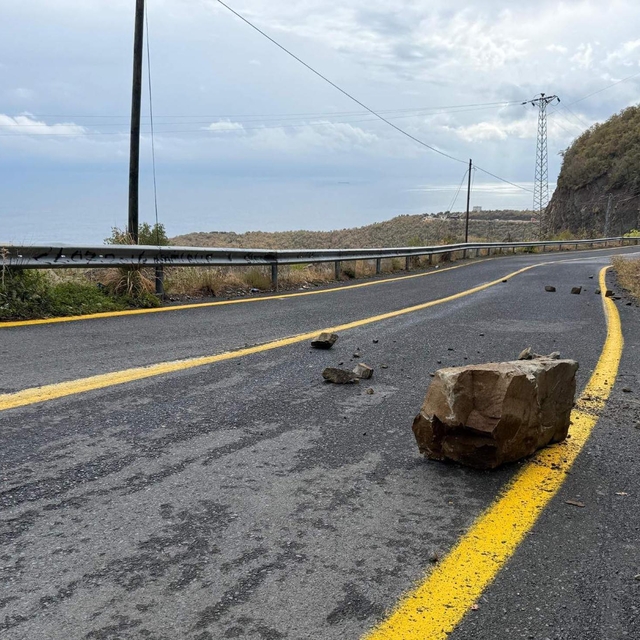 Tekirdağ'da yola kaya parçaları düştü