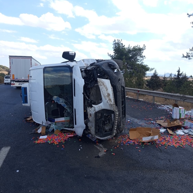 Adana'da şeker yüklü panelvan devrildi