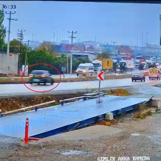 Park halindeki TIR ile elektrik panosuna çarpan otomobilin sürücüsü ağır ya...