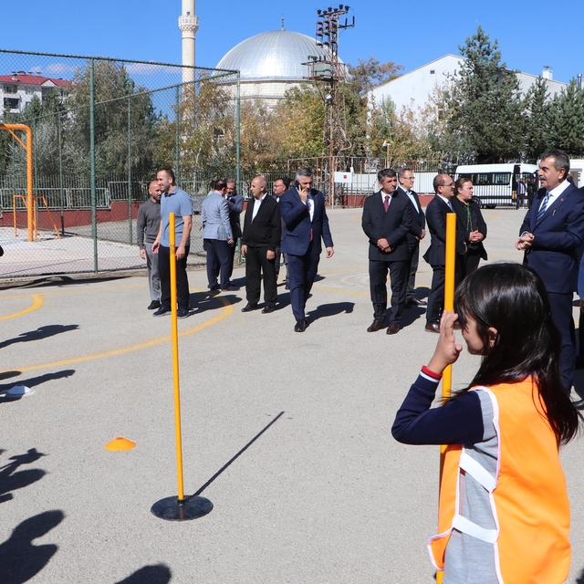 Tekin: Nerede olursa olsun zulüm altında inleyen bir insan varsa hep yanınd...