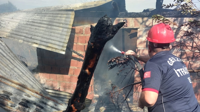 Sinop'ta yangın çıkan samanlık kullanılamaz hale geldi