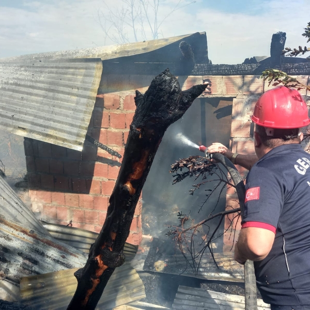 Sinop'ta yangın çıkan samanlık kullanılamaz hale geldi