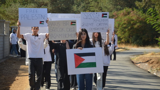 Muş'ta lise öğrencileri düzenledikleri yürüyüşle İsrail'e tepki gösterdi