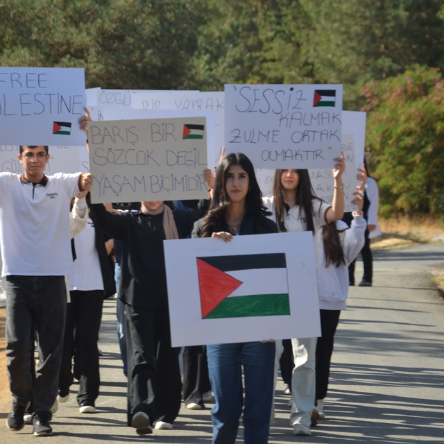Muş'ta lise öğrencileri düzenledikleri yürüyüşle İsrail'e tepki gösterdi