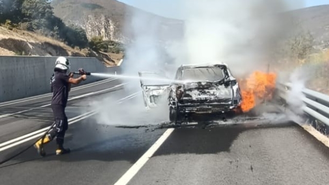 Amasya'da yanan otomobil kullanılamaz hale geldi