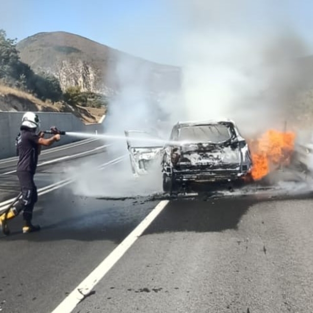 Amasya'da yanan otomobil kullanılamaz hale geldi