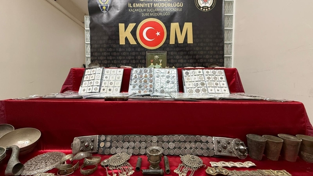 İzmir'de tarihi eser operasyonunda 2 bin 433 obje ele geçirildi