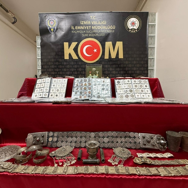 İzmir'de tarihi eser operasyonunda 2 bin 433 obje ele geçirildi