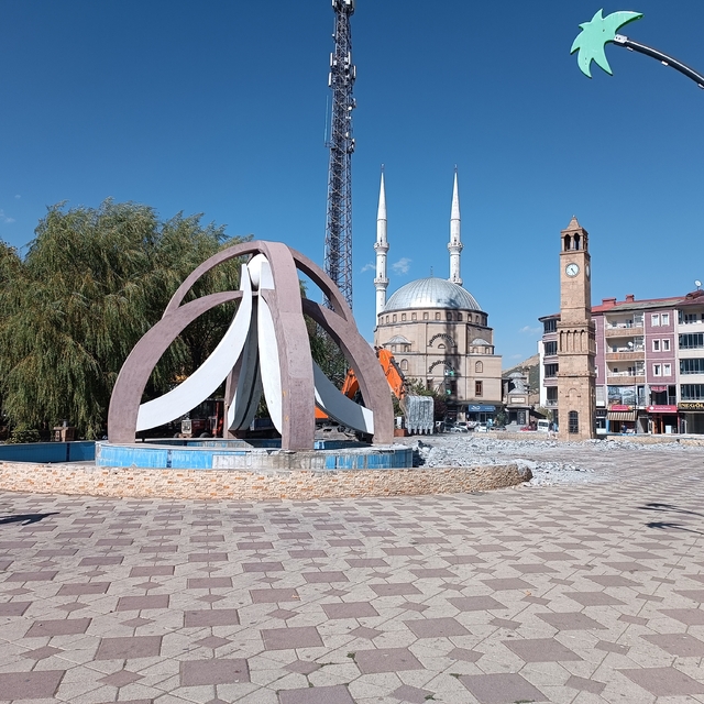 Güroymak'ta kent meydanında yenileme çalışmaları başlatıldı