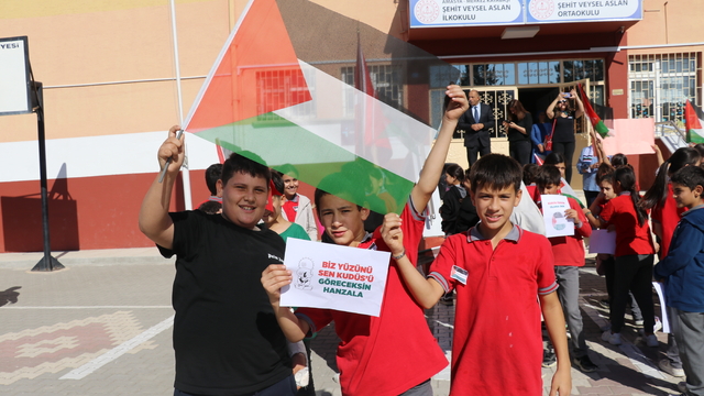 Amasya'da köy okulu öğrencilerinden Filistin'e destek yürüyüşü