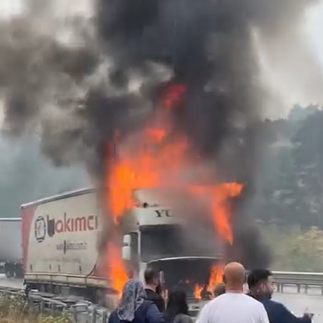 Seyir halindeyken alev alan TIR yandı