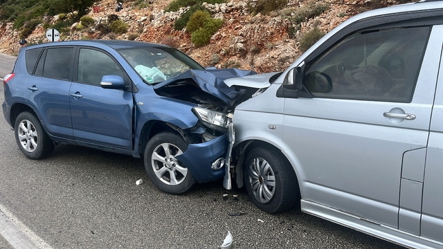 Kaş'ta 2 otomobilin çarpışması sonucu 2 kişi yaralandı