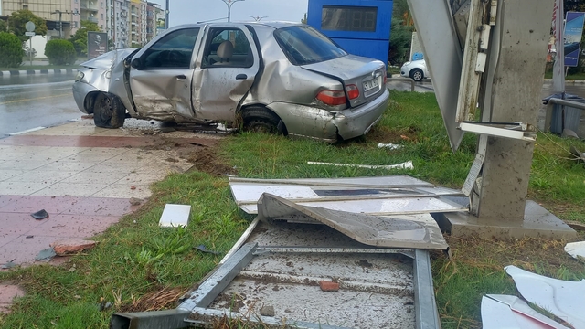 Manisa'da otomobilin tabelaya çarpıp devrilmesi güvenlik kamerasına yansıdı
