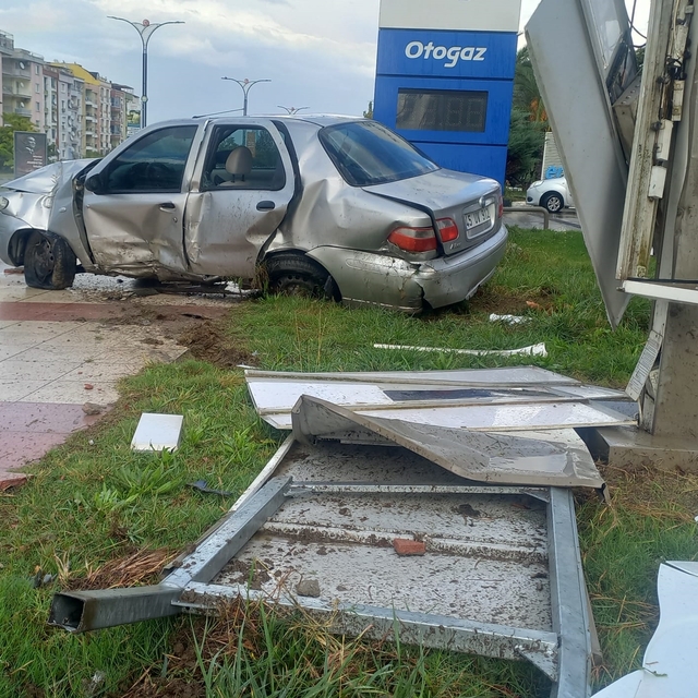 Manisa'da otomobilin tabelaya çarpıp devrilmesi güvenlik kamerasına yansıdı