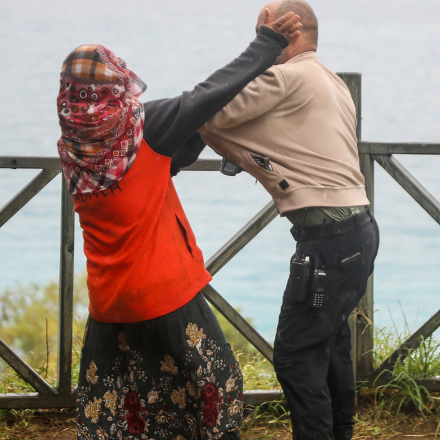 Mahsur kaldığı falezlerden kurtarıldı, gazetecilere saldırdı