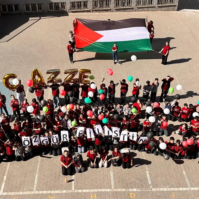 Muş'ta öğretmen ve öğrenciler, Filistin'e destek için gökyüzüne balon bırak...