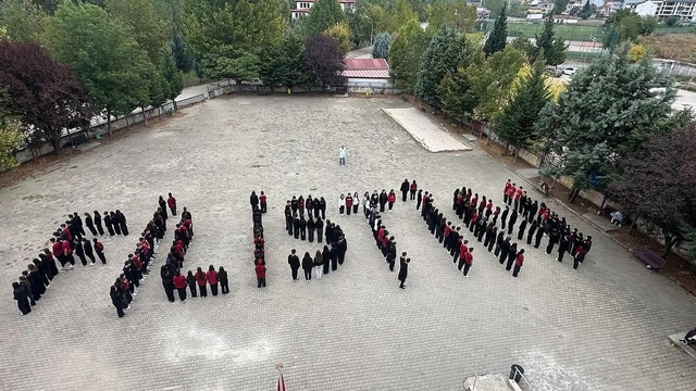 Öğrencilerden Küresel Sumud Filosu'na "Filistin" koreografili destek