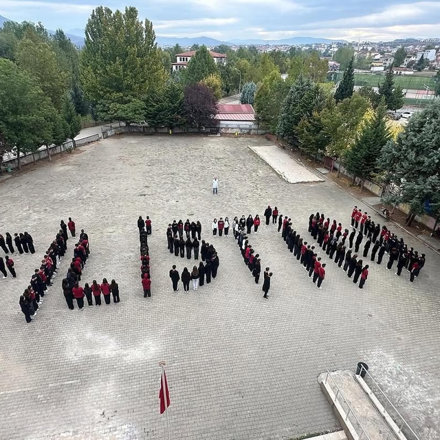 Öğrencilerden Küresel Sumud Filosu'na "Filistin" koreografili destek