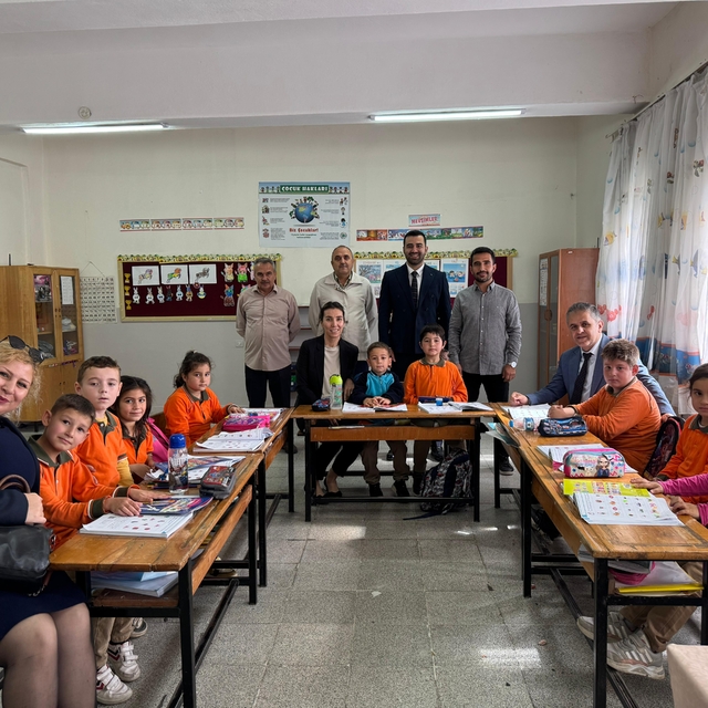 Gerze Kaymakamı Büyüker'den ilkokul ziyareti