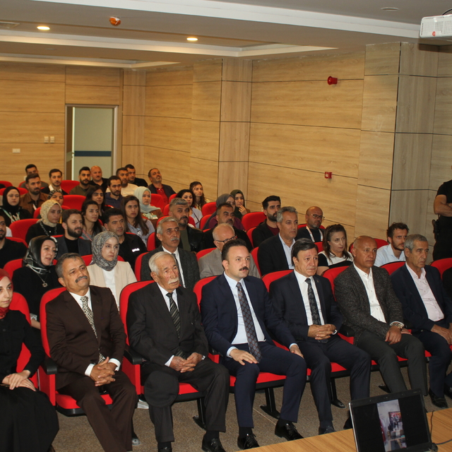 Malazgirt'te hayatını kaybeden eski başhekimin ismi konferans salonunda yaş...