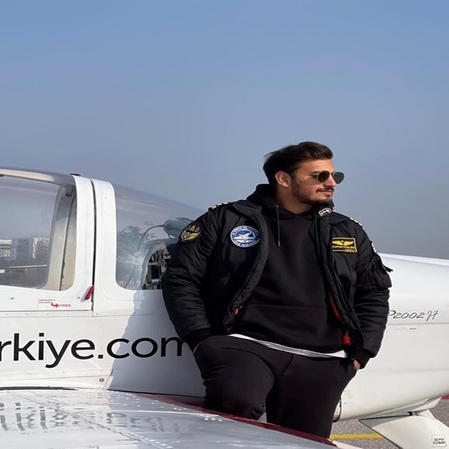 Uçak kazasında ilginç tesadüf: Ölen pilot, son anda arkadaşıyla uçakları de...