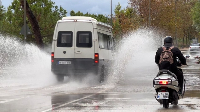 Antalya'da sağanak ve fırtına hayatı olumsuz etkiledi