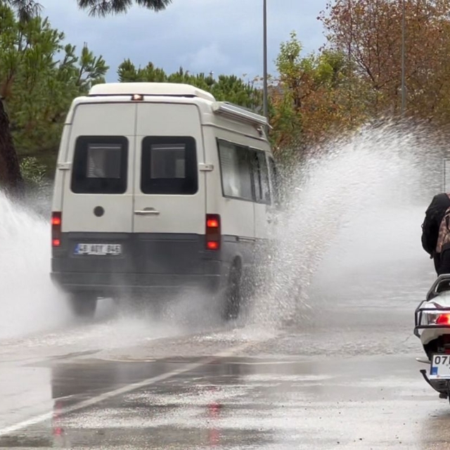 Antalya'da sağanak ve fırtına hayatı olumsuz etkiledi