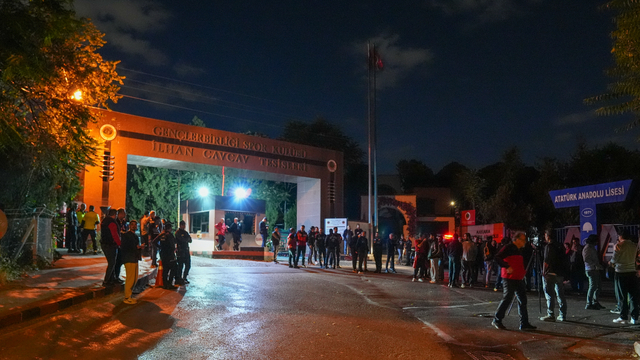 Gençlerbirliği taraftarı, genel kurul talebiyle Beştepe'de toplandı