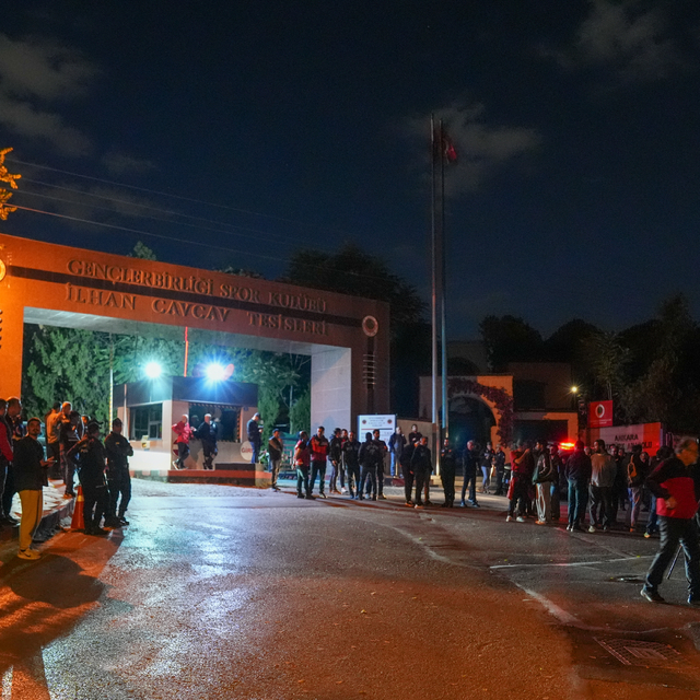 Gençlerbirliği taraftarı, genel kurul talebiyle Beştepe'de toplandı