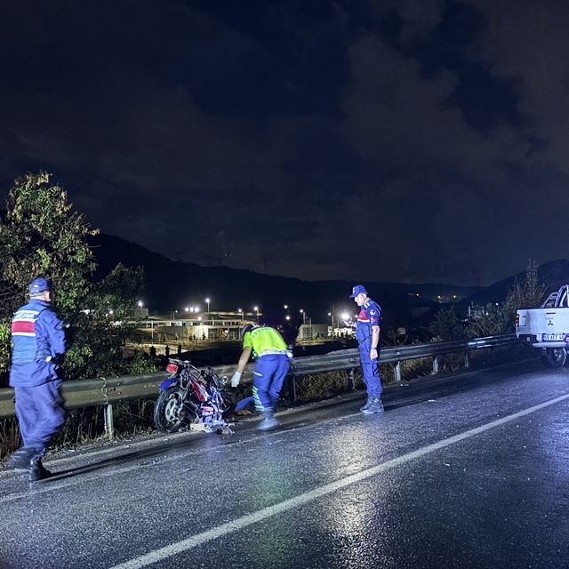 İzmir'de pikap ile elektrikli bisikletin çarpıştığı kazada 1 kişi öldü, 1 k...