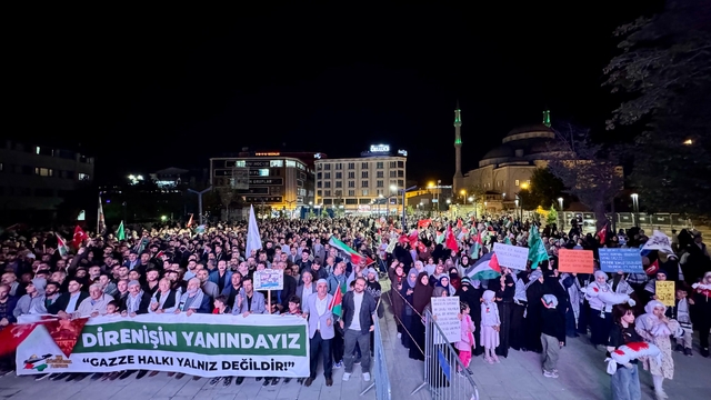 Van'da binlerce kişi İsrail'in Gazze'ye yönelik saldırılarını protesto etti