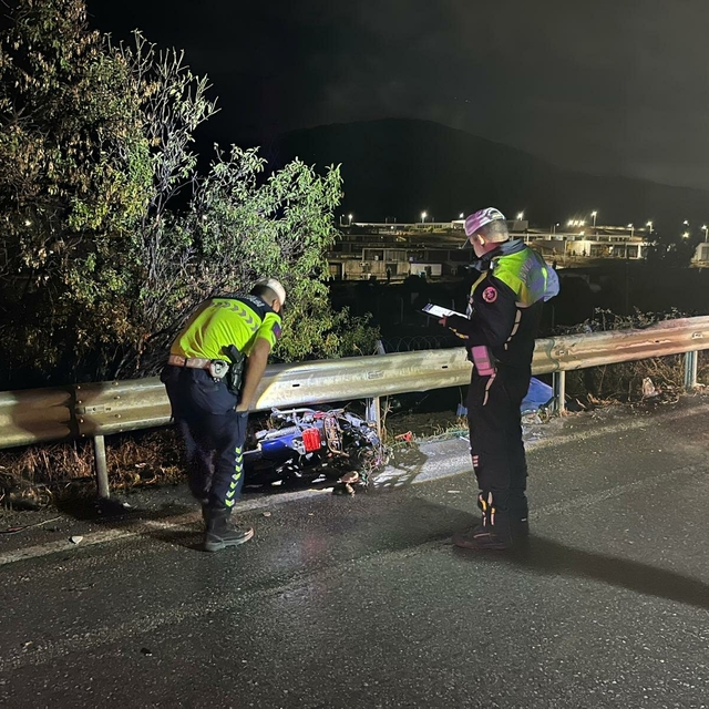 İzmir'de kamyonet ile elektrikli bisiklet çarpıştı: 1 ölü, 1 yaralı