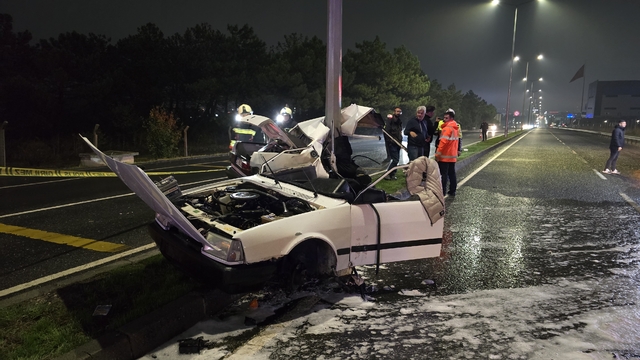 Tekirdağ'da direğe çarpan otomobilin sürücüsü yaralandı