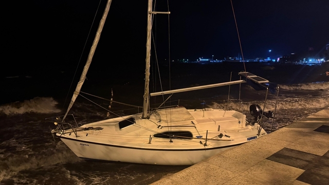 Balıkesir'de lodos, tekne ve yelkenlileri karaya sürükledi